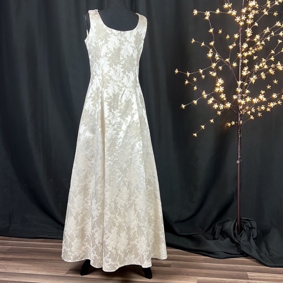 NWOT* Scott McClintock Ivory and Gold Formal Gown Wedding Gala Debut NEW Size 10 - Picture 4 of 10